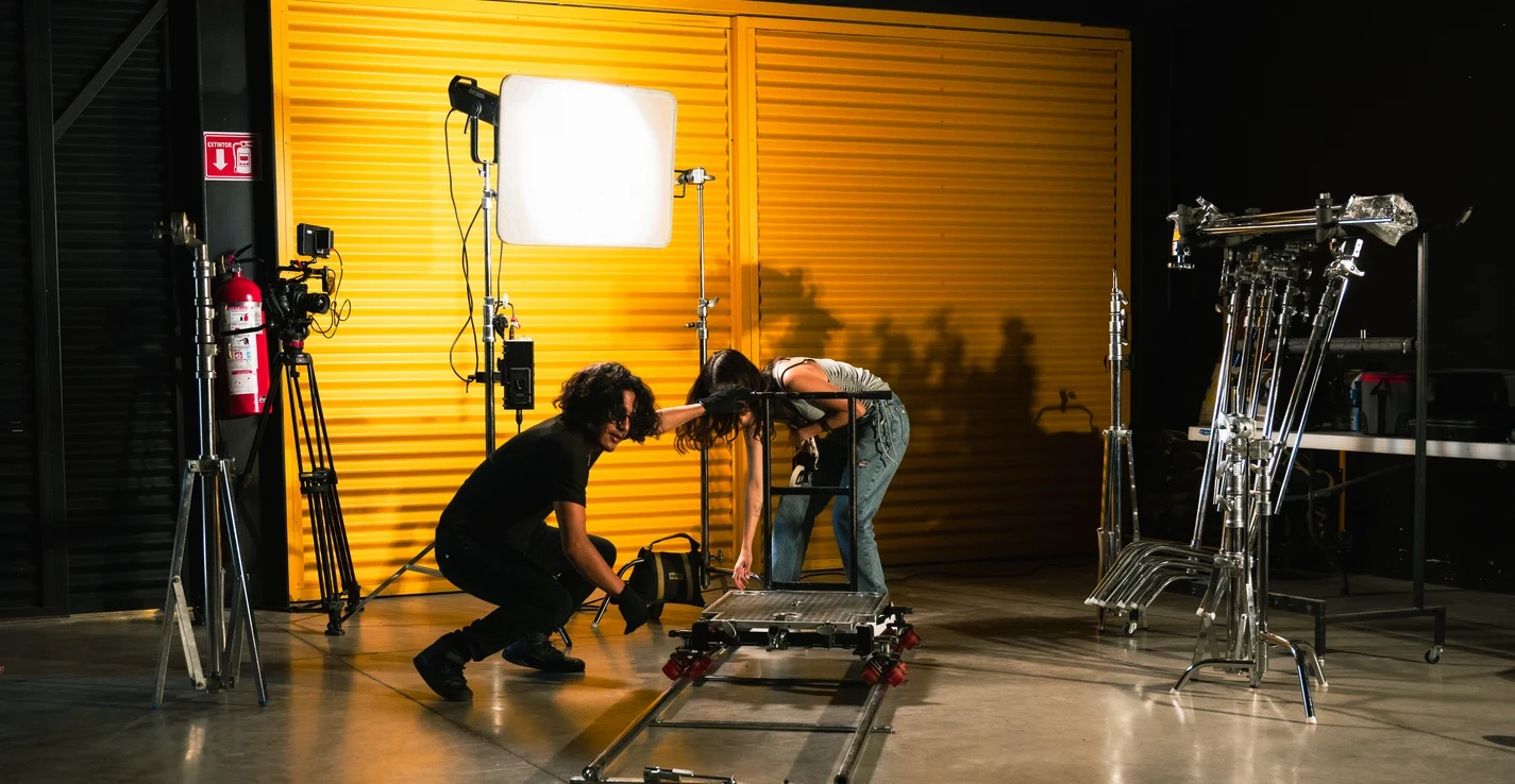 Director de cine operando una cámara Arri profesional en set